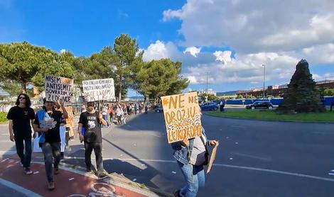 V Kopru protest pred vplutjem ladje, ki naj bi prevažala orožje za Izrael #video