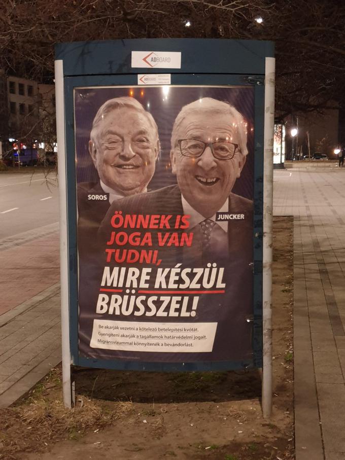 Na Fideszovih plakatih sta Soros in smehljajoči se Juncker, zraven pa napis: "Tudi vi imate pravico vedeti, kaj pripravlja Bruselj." | Foto: Tomaž Pečnik