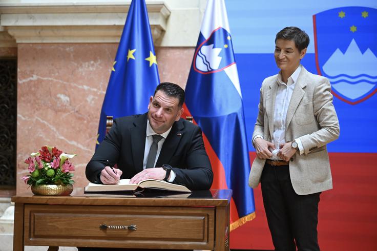 Oba sogovornika sta se strinjala, da je obisk trdna podlaga za otoplitev in nadaljnjo krepitev odnosov med Slovenijo in Srbijo. | Foto: STA