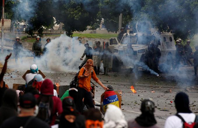 Spopad med protestniki in vladnimi silami, kakršnih je bilo v zadnjih mesecih veliko. | Foto: Reuters