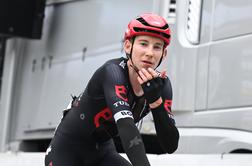 Strašljiv padec na spustu, kjer hitrosti presegajo 100 km/h #video