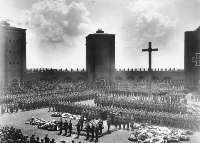 Državniški pogreb Paula von Hindenburga, slovitega nemškega vojskovodje in dolgoletnega predsednika Weimarske republike, avgusta 1934 v Tannenbergu.  | Foto: Wikimedia Commons/Bundesarchiv