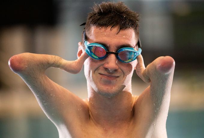 17-letni Tim Žnidaršič Svenšek, ki se je rodil z redko anomalijo rok, se je pred štirimi leti začel intenzivno ukvarjati s plavanjem. Vse od takrat je to ključni del njegovega vsakdana.  | Foto: Vid Ponikvar