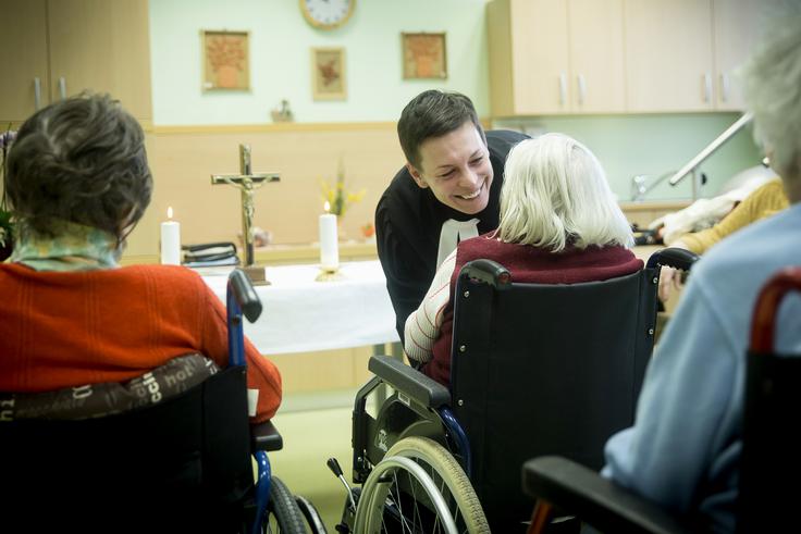 Janina mama, prav tako Jana Kerčmar, je že pred 40 leti orala ledino v evangeličanski cerkvi. Bila je prva ženska v vlogi duhovnice. "Danes je to nekaj povsem običajnega," opaža naša sogovornica. | Foto: Ana Kovač