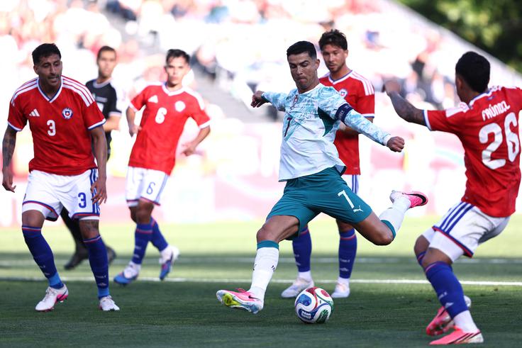 Kapetan Portugalske Cristiano Ronaldo je odigral prvi polčas tekme s Čilom, v 36. minuti zatresel mrežo, a njegov zadetek ni obveljal. | Foto: Reuters