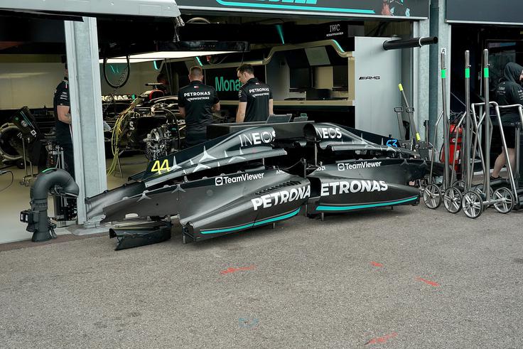 Mercedes je opustil koncept "zero sidepods" (brez stranic) in bo imel znova bolj klasično oblikovan dirkalnik. | Foto: Reuters
