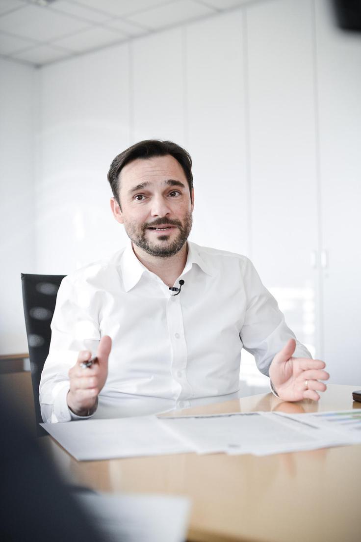 Danilo Ferjančič "Zdaj je pravi čas, da slovenska avtomobilska panoga opozori nase in se po enajstih letih odmora pokaže v najboljši luči na avtosalonu," pravi prvi mož Porsche Slovenija Danilo Ferjančič. | Foto: Ciril Komotar