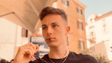 Kako 19-letni Tilen Hameršak s Ptuja vsak dan služi na TikToku iz domače sobe?