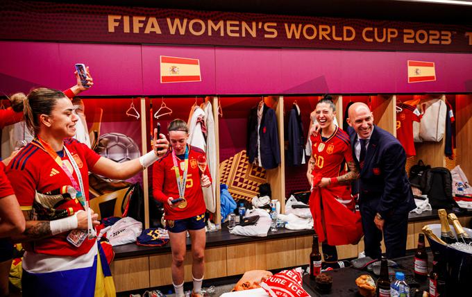 Rubiales v slačilnici svetovnih nogometnih prvakinj. | Foto: Reuters