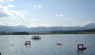 Plaža ob Velenjskem jezeru nared, svoj prostor pod soncem imajo tudi štirinožci