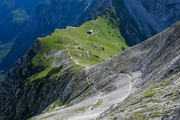Pogled navzdol na Kamniško sedlo in melišče pod Brano, ki ga moramo najprej prečkati. | Foto: Matej Podgoršek