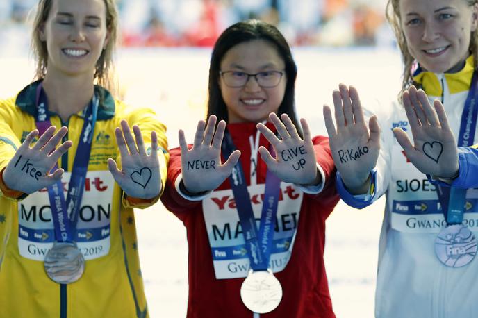 Rikako Ikee | Dobitnice kolajn Sarah Sjoestroem, Margaret MacNeil in Emmi McKeon na podelitvi Japonki poslale sporočilo, napisano na dlaneh. | Foto Reuters