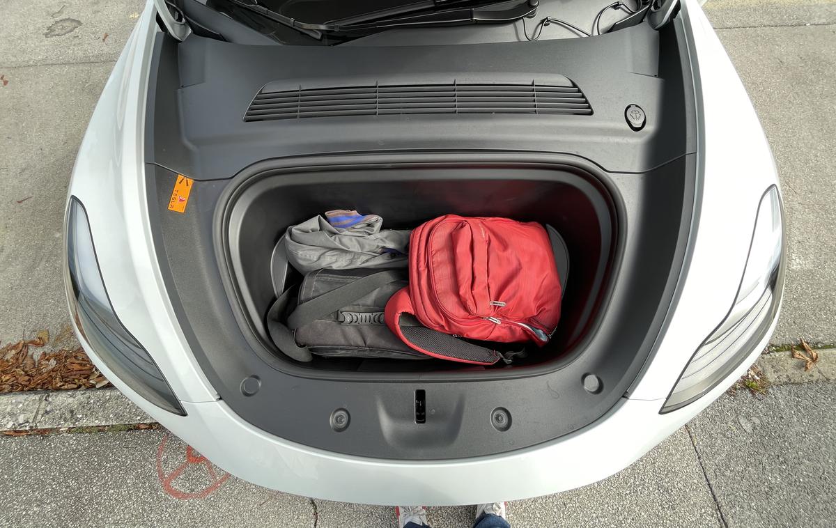 Tesla model Y | Le redki električni avtomobili spredaj nudijo dodatni prtljažnik. Vanj je mogoče pospraviti marsikaj. Med drugim tudi polnilni kabel, kadar je ta umazan ali moker in ga ni treba tlačiti med ostale stvari v prtljažnik zadaj. Na fotografiji primer 117-litrskega sprednjega prtljažnika iz tesla model Y. | Foto Gregor Pavšič