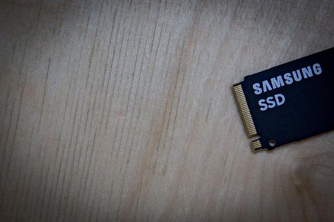 Samsung 990 Pro SSD tehta manj kot devet gramov. | Foto: Ana Kovač