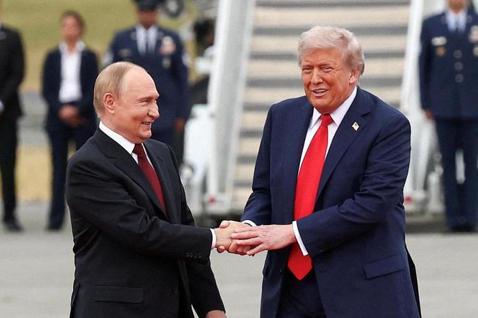 Vladimir Putin in Donald Trump | Donald Trump in Vladimir Putin sta se na Aljaski srečala 15. avgusta. Zdaj v javnost prihaja vse več informacij o tem, o čem vse sta se pogovarjala. | Foto Reuters