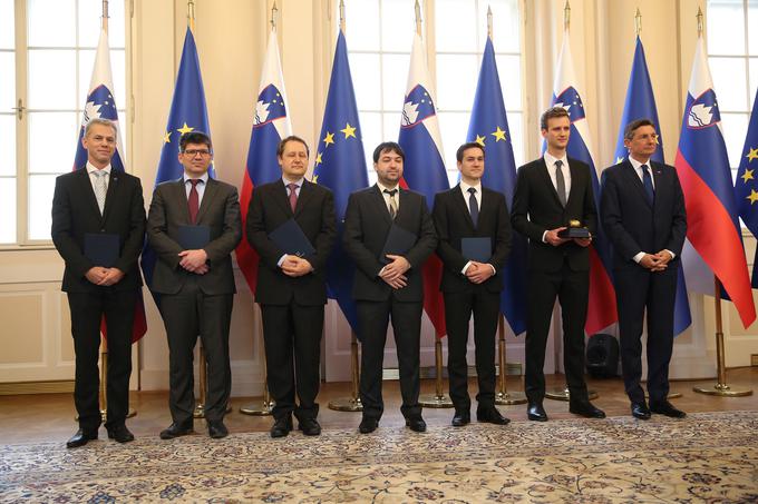 Marko Jošt in Marko Topič sta leta 2018 za svoje raziskovalne dosežke prejela jabolko navdiha, ki jima ga je podelil predsednik države Borut Pahor. | Foto: arhiv FE UL