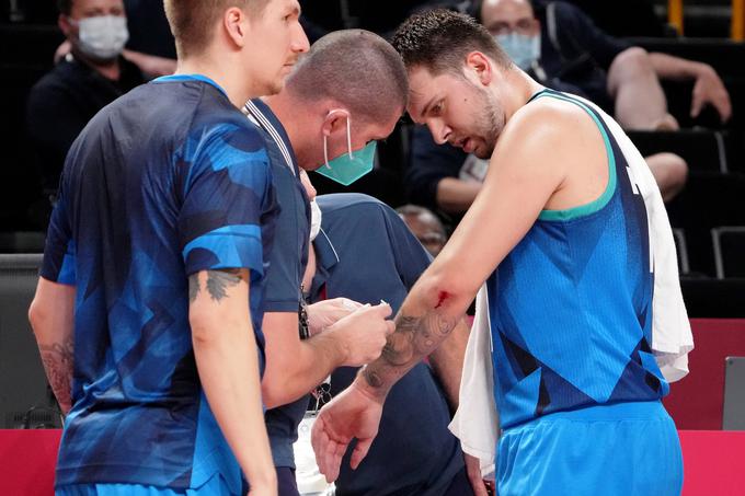Luka si je v prvi četrtini nekoliko poškodoval komolec. Zaradi krvavitve je moral na klop, kjer so mu rano hitro zakrpali in že po 45 sekundah je bil spet na parketu. | Foto: Reuters