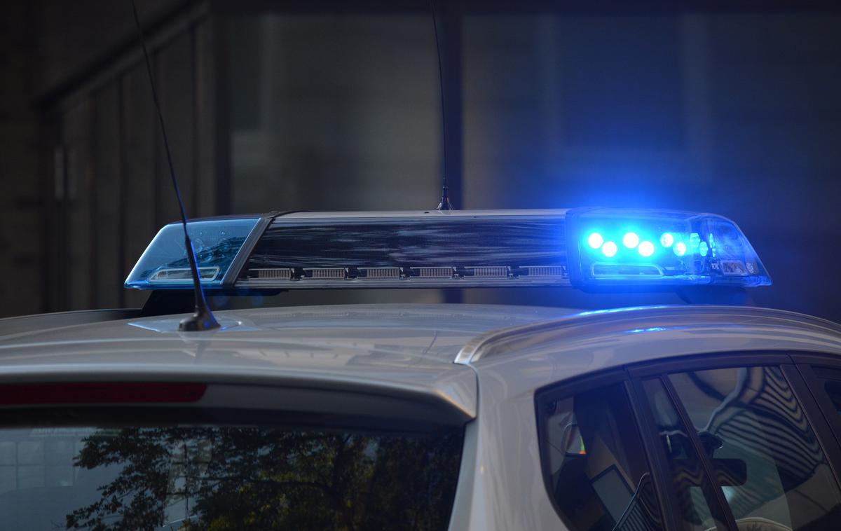 policija, luči | Vozniku je bil odrejen preizkus alkoholiziranosti, ki je pokazal rezultat 0,63 miligramov alkohola na liter izdihanega zraka, zato sta mu policista začasno odvzela vozniško dovoljenje. | Foto Pixabay