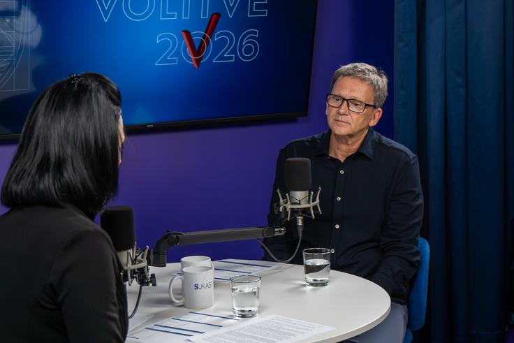 Ob tem dodaja, da lahko takšno dogajanje del volivcev tudi odvrne od političnega procesa, predvsem tiste, ki so manj politično angažirani. Po njegovem mnenju gre zato za dvorezen meč: afere tik pred volitvami lahko del volivcev mobilizirajo, druge pa odvrnejo od udeležbe. | Foto: Liam Toni Šironjič