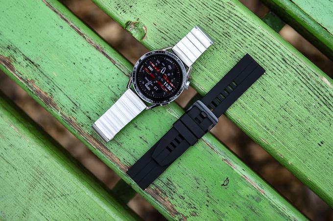V Sloveniji je na uri Huawei Watch GT 3 privzet pašček iz nerjavečega jekla, dodatno so na voljo tudi iz drugih materialov, zamenjava pa je preprosta. | Foto: Ana Kovač