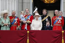 V Londonu so s parado obeležili kraljičin 89. rojstni dan (foto)