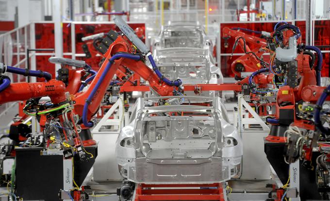 Tesla je prvo tovarno “dobila” pri Freemontu, kjer sta prej avtomobile skupaj izdelovala General Motors in Toyota. Nov obrat je bil moderen, svetel in čist. | Foto: Reuters