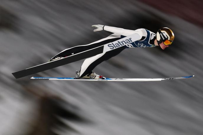 Domen Prevc | Domen Prevc je spoznavanje z veliko olimpijsko skakalnico v Predazzu končal z najdaljšim skokom dneva.  | Foto Reuters