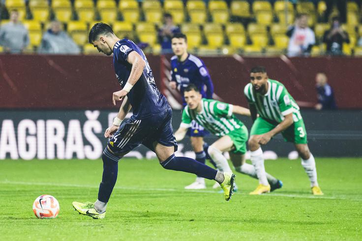 Marko Tolić je hotel premagati Matevža Vidovška z atraktivnim udarcem v loku po sredini vrat, a je vratar zmajev prebral njegovo namero.  | Foto: Grega Valančič/Sportida
