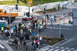 Kolesarji opozorili na neprimerno ureditev križišča Dunajske in Tivolske v Ljubljani #video
