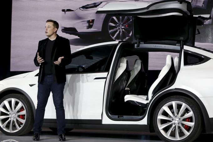 Elon Musk in Tesla Model X. Kliknite na fotografijo in preberite, kako smo vozili ta vrhunec tehnike oziroma kako je on vozil nas.  | Foto: Reuters