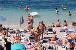 Plaža v Makarski poka po šivih že ob 11. dopoldne: "To nima nobene veze z dopustom"