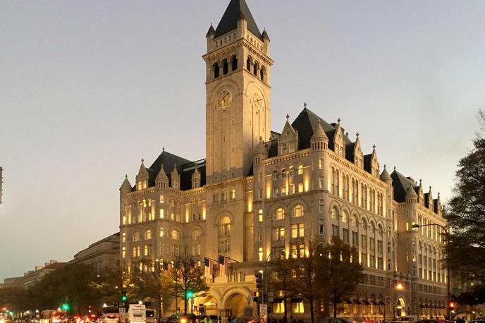 trumpov hotel | Hotel je v zadnjih letih postal priljubljeno zbirališče Trumpovih privržencev in tujih gostov, ki so želeli dobro sodelovanje z nekdanjo vlado ZDA. | Foto STA