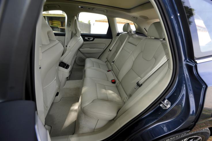 Po merah je zelo blizu novemu audiju Q5, ki je ta hip eden njegovih glavnih ter po tehniki in voznih lastnostih tudi eden najbolj svežih premium tekmecev. XC60 v dolžino meri malce manj kot 4,7 metra (4,688 metra), med osema pa je 2,86-metrska razdalja. Na zadnjih sedežih se sedi precej udobno. | Foto: Jure Gregorčič