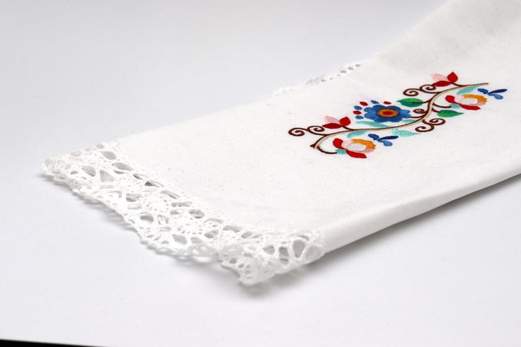 Bel prtiček s čipko in vezenim ornamentom je izdelek, s katerim so gospodinje nekoč rade krasile svoje domove, še zlasti med prazniki.  | Foto: 