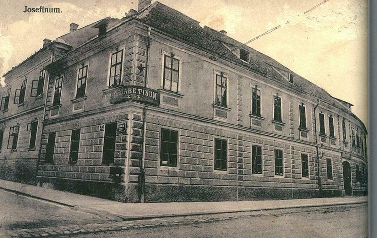 Jožefinum | Jožefinum leta 1905. V stavbi je v 19. stoletju delovala otroška bolnišnica in nato zavetišče za obnemogle služkinje in otroke. | Foto Wikipedia Commons