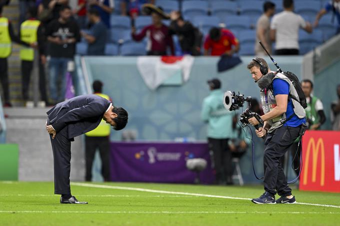 Moriyasu se je takole poklonil japonskim navijačem v Katarju.  | Foto: Guliverimage/Vladimir Fedorenko