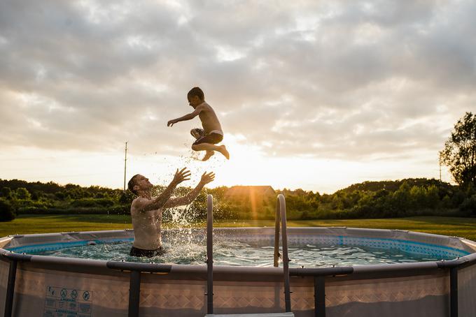 Bazen na domačem vrtu je vedno zabaven prostor. Ne glede na to, kako ga uporabljate - za igre, sprostitev ali zabavo -, je izkušnja ob bazenu čisto uživanje.  | Foto: Getty Images