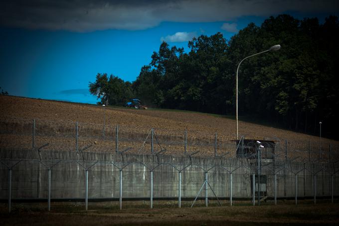 Večina zapornikov je storilcev premoženjskih kaznivih dejanj in nasilja, le redki storilci beloovratniške kriminalitete so v zaporu. | Foto: Matej Povše