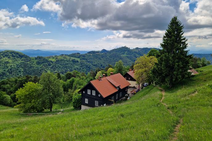 dom na Govejku Gontarska planina | Mihelčičev dom na Govejku je pri domačinih zelo priljubljen, širše pa ga ljudje slabše poznajo. | Foto Matej Podgoršek