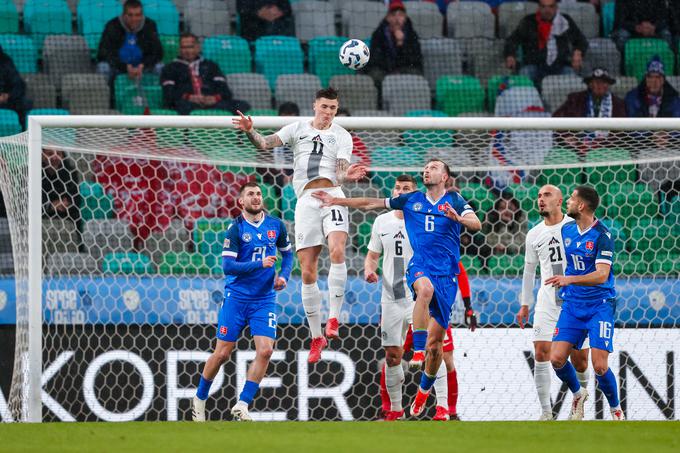 Benjamin Šeško je kar nekajkrat ogrel dlani Martina Dubravke, a v rednem delu ni zabil. | Foto: Aleš Fevžer