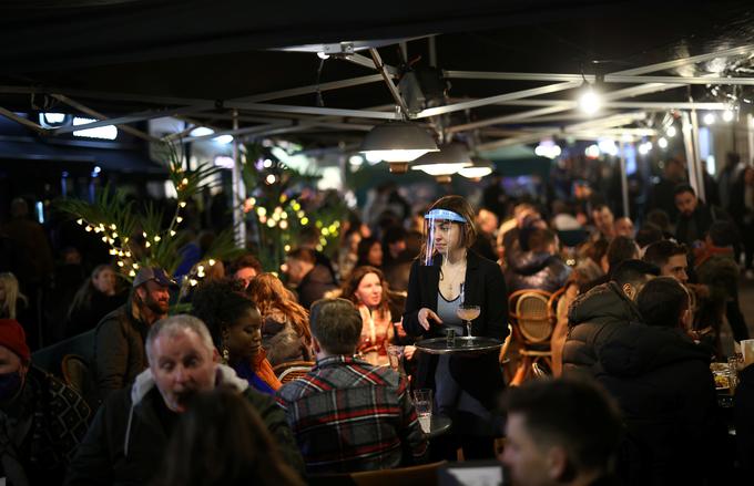 Restavracije in pubi lahko po novem strežejo goste na zunanjih površinah. | Foto: Reuters