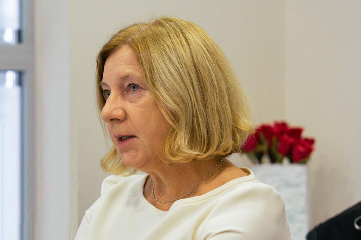 Dr. Martina Vrankar je izpostavila pomembno vlogo tarčne terapije in imunoterapije, ki sta pri nekaterih bolnikih omogočili dolgotrajne izboljšave, ter dodala, da ženske praviloma bolje preživijo bolezen. | Foto: DOBSLO