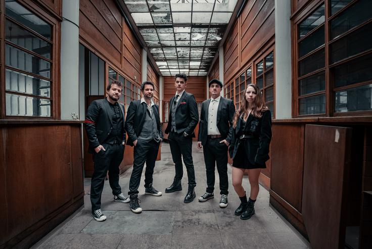 "Začeli smo kot Jeti Band, kasneje smo postali Šesti Metek. Zdaj smo samo Šesti. To ni bil marketinški trik, ampak naraven razvoj od najstnikov do malo starejših najstnikov," povedo. | Foto: Mitja Galun
