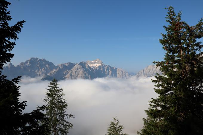 Na Vrtaški planini se nam že odpre pogled proti Triglavu. | Foto: Matej Podgoršek