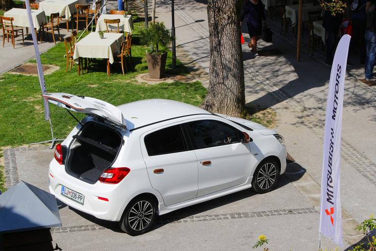 Mitsubishi space star je na voljo v devetih barvah, vse razen osnovne bele so kovinske. Novi sta oranžna kovinska barva in biserna vinsko rdeča. | Foto: Aleš Črnivec
