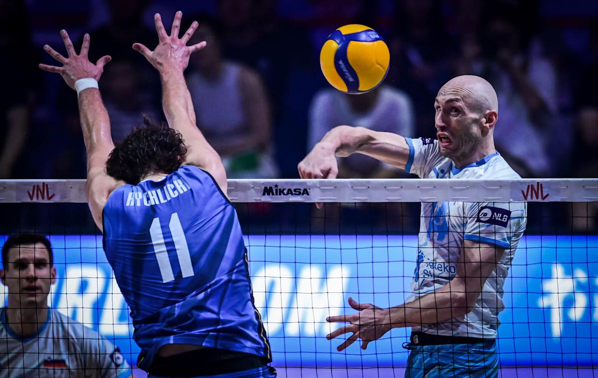 slovenska odbojkarska reprezentanca : Italija, polfinale lige narodov | Slovenski odbojkarji so v polfinalu lige narodov izgubili s svetovnimi prvaki Italijani, v nedeljo jih čaka tekma za tretje mesto. | Foto VolleyballWorld