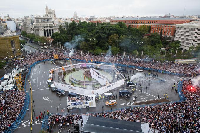 Trg Cibeles je bil v nedeljo dopoldan prepoln navijačev madridskega Reala. | Foto: 
