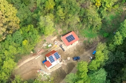 Američan hišo prenavlja že pet mesecev: poglejte, kaj vse so že uredili pred prihodom zime