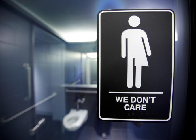 V ZDA so lani veliko prahu dvigale polemike, ali lahko transseksualci uporabljajo javno stranišče, ki je v nasprotju z njihovim biološkim spolom. | Foto: Reuters