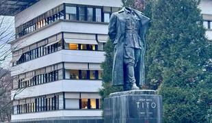 V Velenju ponoči poškodovali kip Tita #foto